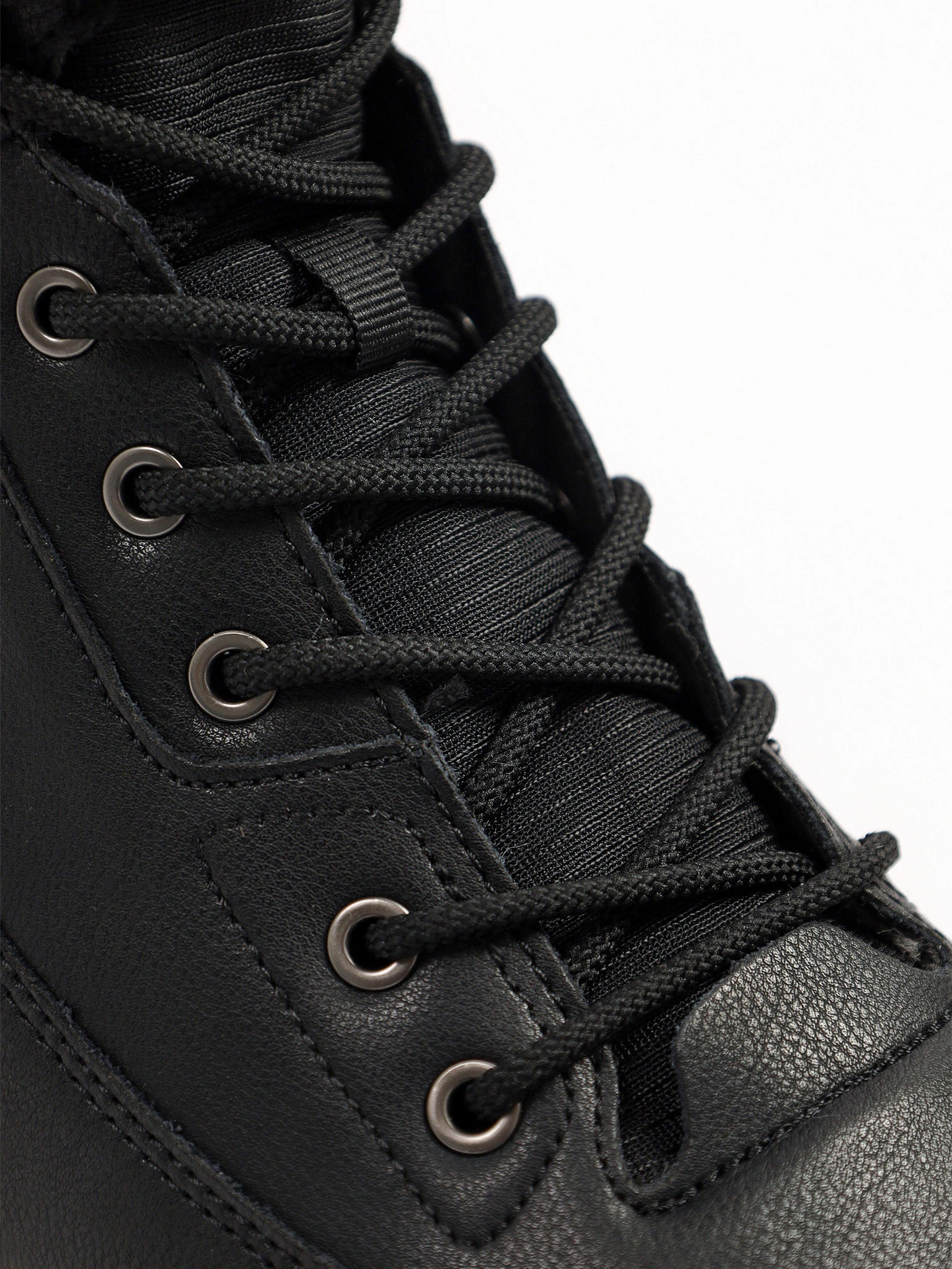 Ботинки комбинированные черного цвета на контрастной средней подошве